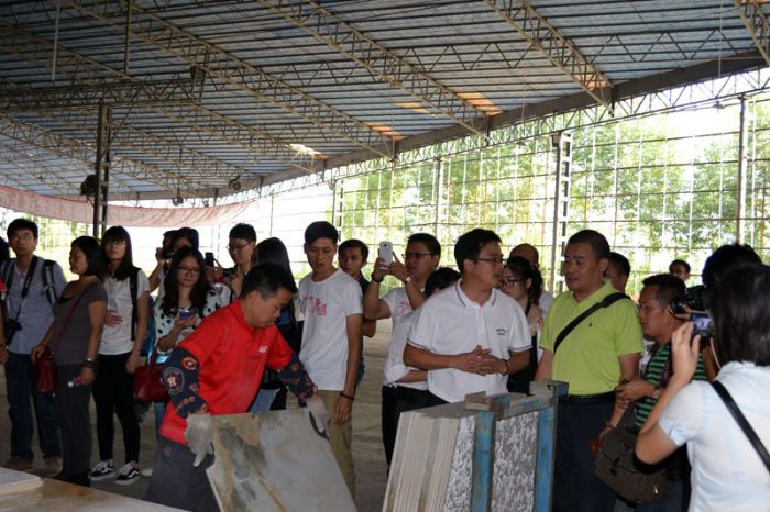 J9集团直营瓷砖品牌董事长向媒体记者介绍产品