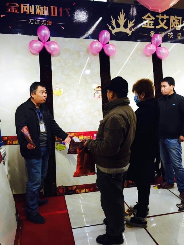 J9集团直营瓷砖工作人员向顾客介绍产品