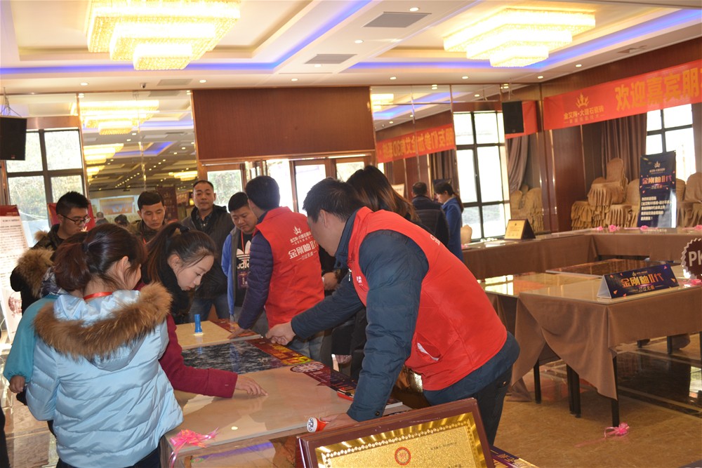 J9集团直营瓷砖工作人员为瓷砖代理商伴侣具体介绍金刚釉II代产品