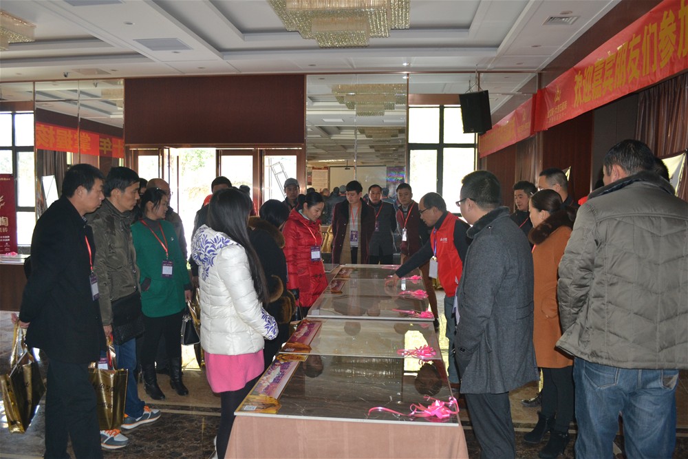 J9集团直营瓷砖工作人员为瓷砖代理商伴侣具体介绍金刚釉II代产品