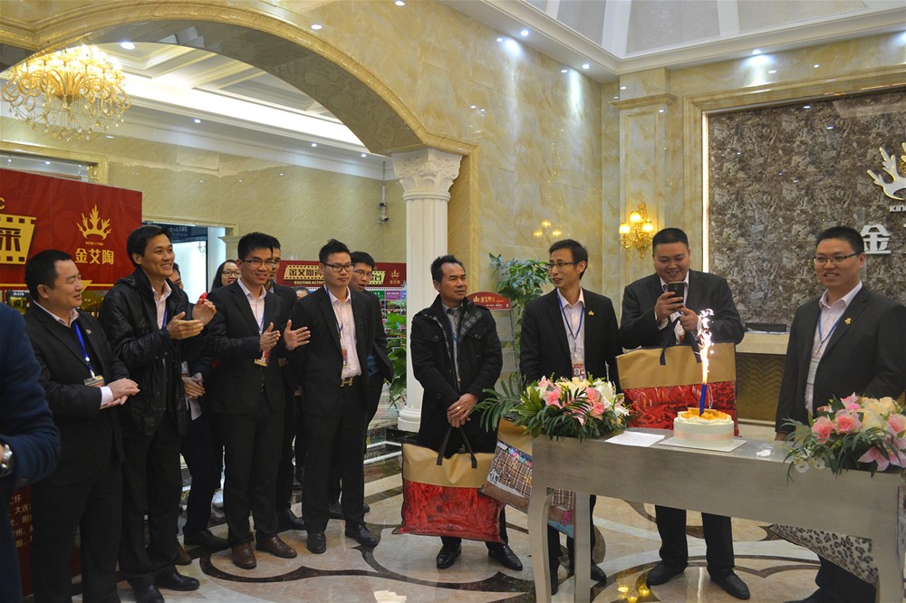 整个J9集团直营人齐聚一堂为寿星庆生