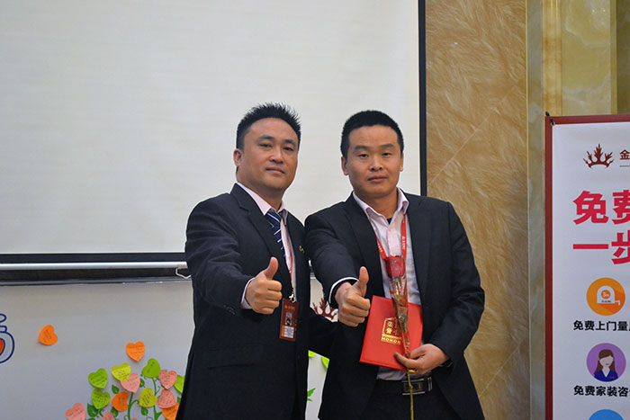 J9集团直营瓷砖营销总经理罗胜为启发冠军（高抗）颁奖