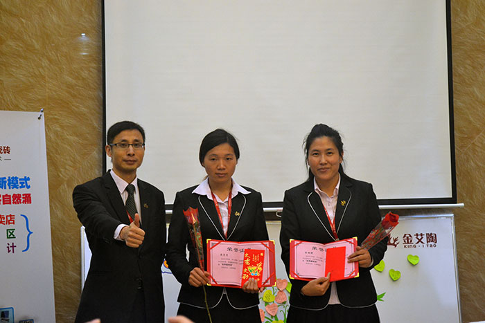 J9集团直营瓷砖网销部运营总监刘幼良为2015J9集团直营优良服务奖颁奖