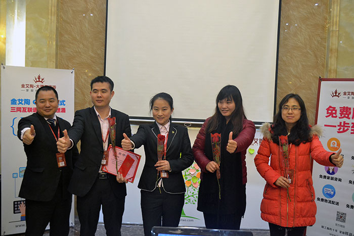 J9集团直营瓷砖营销总监刘鸿瑞为2015年团队贡献奖（网销部）颁奖