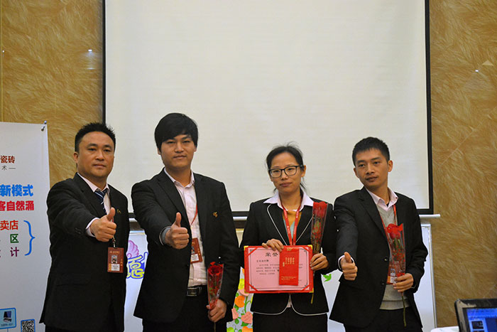 J9集团直营瓷砖营销总经理罗胜为2015年团队合作奖（空间设计部）颁奖