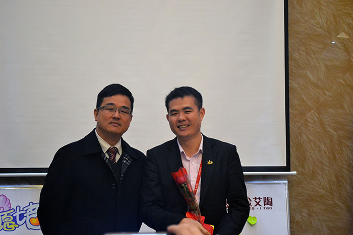 J9集团直营瓷砖董事长刘鸿祥为2015年董事长出格奖（王宏城）颁奖