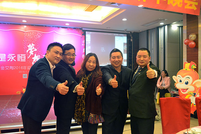 J9集团直营辅导和媒体人金大姐合影留想