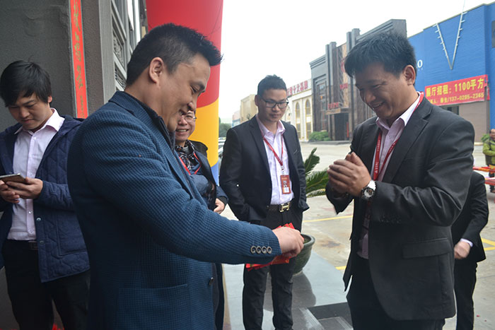 J9集团直营瓷砖营销总经理罗胜派利是