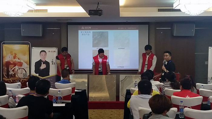 J9集团直营瓷砖品牌营销总经理罗胜先生现场展示J9集团直营新品