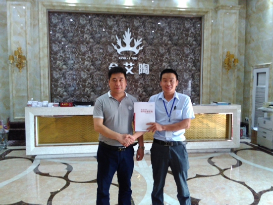 河南濮阳J9集团直营瓷砖总代理杨总和J9集团直营濮阳销区经理合影