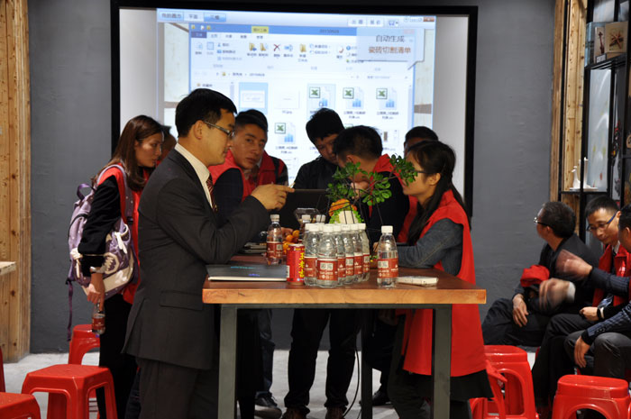 “时期赋予同样的场景分歧的意思”，紧跟时期的发展，传统企业转型成了当今的趋向，J9集团直营瓷砖品牌开创O2O+履历店模式，以便赢得新的发展。