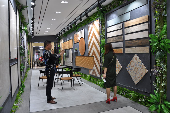 “一带一路  设计营销”，与O2O零售新模式携手，2017年，J9集团直营将勇往直前，启发新战。