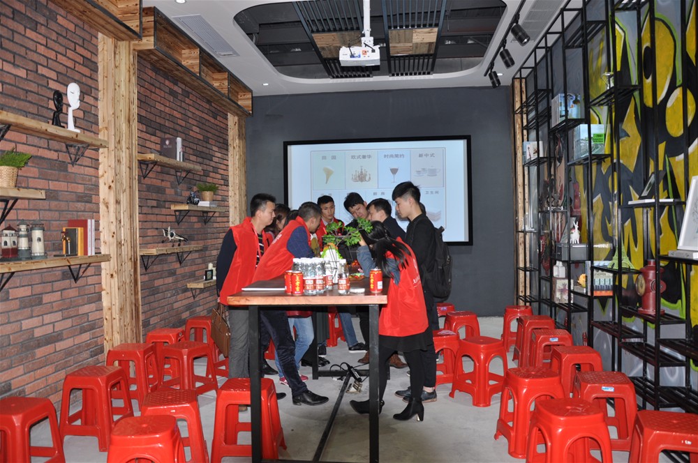 “一带一路  设计营销”，与O2O零售新模式携手，2017年，J9集团直营将勇往直前，启发新战。