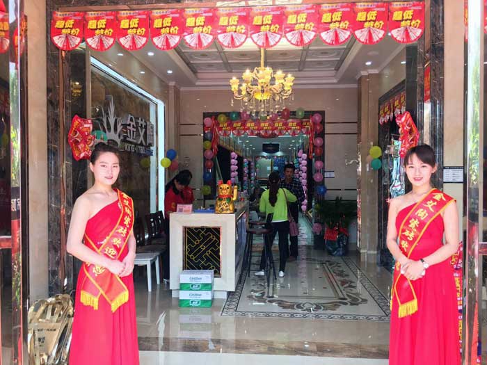 5月27日，在欢快锣鼓和震撼礼炮的蜂拥下，岳阳J9集团直营销售团队、J9集团直营总部营销总经理罗胜、销区经理何端武、市场部策动黄伟以及现场100多名岳阳业主共同见证了J9集团直营瓷砖岳阳600平米专卖店耀世开业的汗青性一刻，本次活动吸引了50多位业主成功下单。