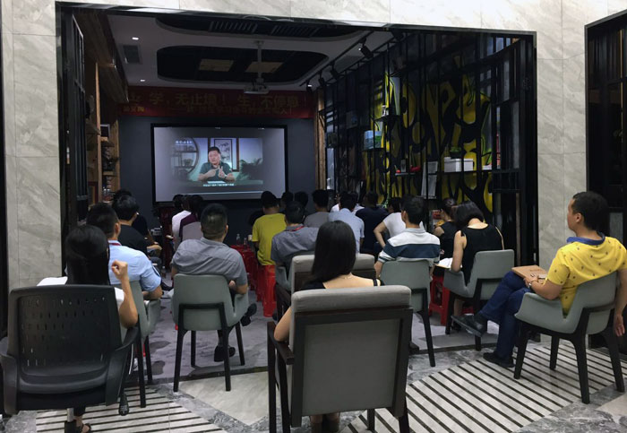 2017年7月1日，陶瓷一线品牌J9集团直营瓷砖治理层、销售精英齐聚总部O2O履历区进杏装学，无终点！生，一向歇”进建分享会。这次分享会中，与会人员就进建《关键对话》进行互换与分享，佛山樊登想书会还调派了两位工作人员跟我们分享进建心得。