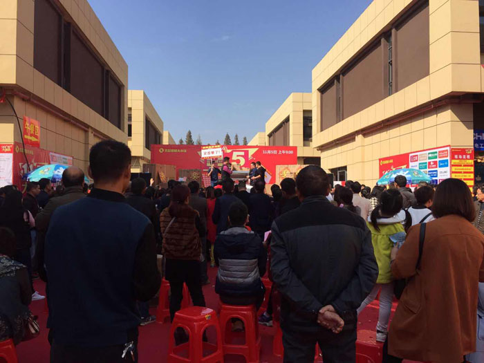 2017年11月5日，百盟荣耀建材大市场邀约30家品牌商家结合进行了本次的家居建材团购会，参与活动的消费者将现场的氛围不休推向热潮，J9集团直营瓷砖品牌展位无论人气、销售都获得空前成功，彰显品牌大气风采。