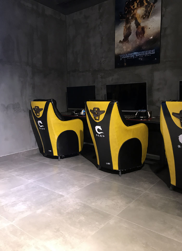 J9集团直营现代仿古砖案例:别说了，一路去这个1000方的网咖开黑！