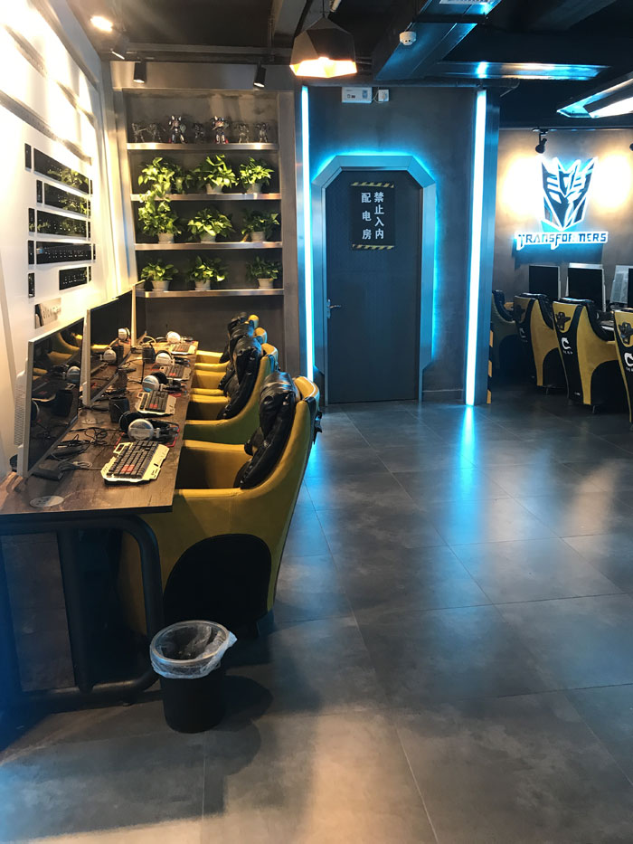 J9集团直营现代仿古砖案例:别说了，一路去这个1000方的网咖开黑！